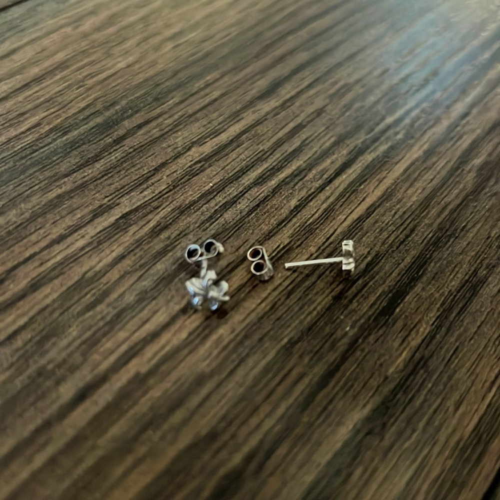 Art Deco fleur-de-lys sterling silver stud earrings - Picture 2 of 4